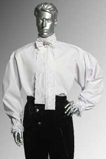 Une élégante chemise Renaissance en batiste ornée de dentelle 