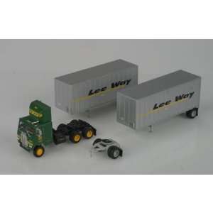  HO RTR Freightliner w/2 28 Trailers Lee Way Toys & Games