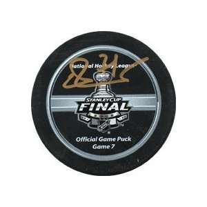  Evgeni Malkin Autographed Hockey Puck   Stanley Cup 