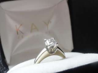 Anillo de diamante del compromiso de los joyeros de Kay