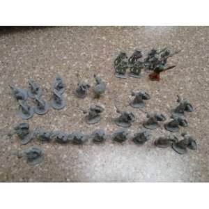    DUNGEONS AND DRAGONS 32 PIECE MINITURE FIGURES 