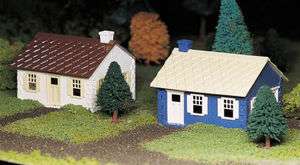 New In Box O SCALE PLASTICVILLE TWO CAPE COD HOUSES By Bachmann  