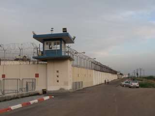 security prisoners prisoners women men juveniles juveniles 2 2 %